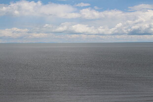 广阔海面与蓝天白云景象