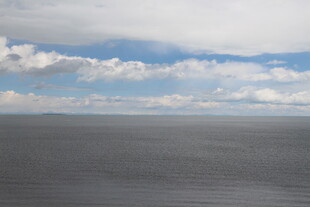 广阔海面与蓝天白云美景