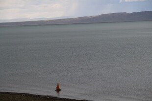 湖畔孤影 静谧湖景风光