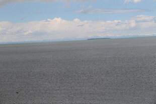 广阔灰蓝海面与天际线