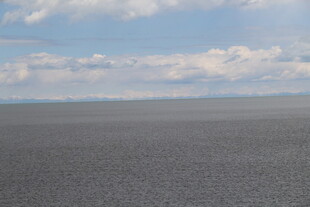 广阔平坦的灰色路面景观