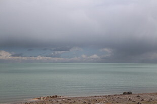 阴云下的宁静海滨风光