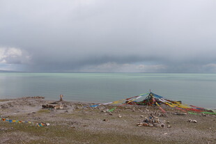 湖畔经幡飘扬的静谧风光