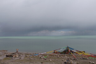 湖畔经幡 尽显高原风情