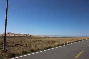 空旷公路伸向远方