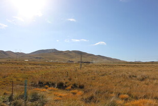 广袤原野上的蓝天与远山