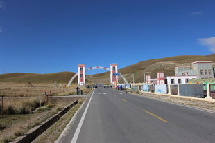 草原公路上的彩色门楼