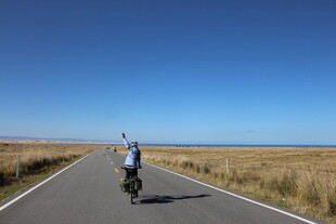 骑行者在旷野公路上前行