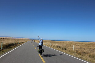 公路骑行者 畅享开阔风景