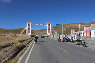 草原公路入口热闹景象