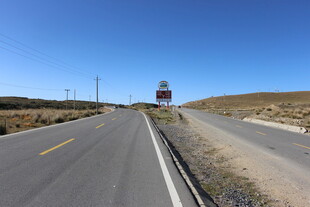空旷公路延伸至远方
