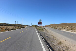 空旷公路延伸向远方