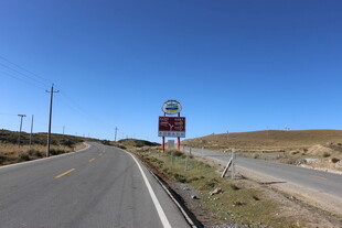 旷野中的公路与指示牌