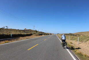 公路骑行者 独赏蓝天旷野