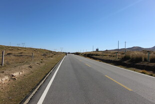 宽阔公路延伸向远方