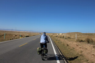 公路骑行者 独赏旷野风光