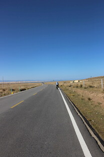 空旷公路伸向远方