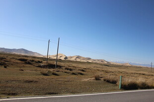 公路旁的开阔旷野风光