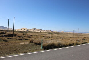 公路旁的开阔原野风光