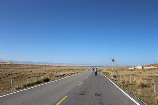 空旷公路伸向远方