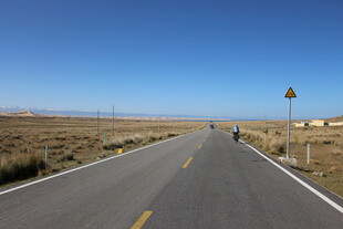 空旷公路上的骑行者