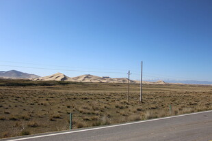 空旷公路旁的荒凉景致