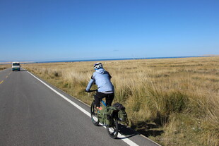公路骑行者 旷野中的身影