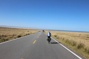 公路骑行者 广阔天地间