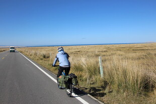 公路骑行者 广袤天地间