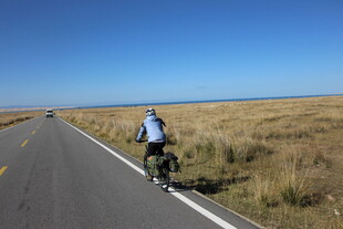 公路骑行者 广袤原野相伴