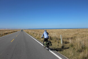 公路骑行者 广袤天地间