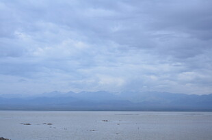 湖畔多云景 宁静自然风光