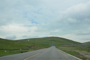 蜿蜒公路穿行于绿野之间