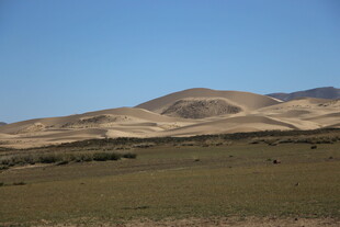 广袤沙漠与远处山丘景色