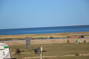 草原边的辽阔蓝色海洋