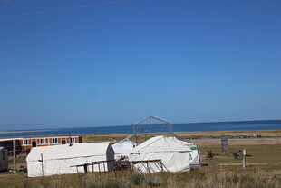 草原湖畔的白色蒙古包