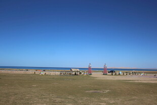 广阔蓝天与开阔场地景观