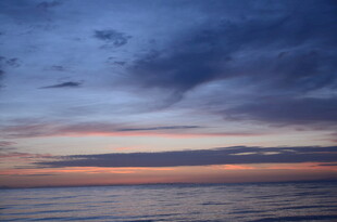 海上日落时分的壮丽天空