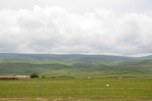 草原风光 远处山峦与浮云