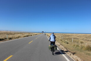 公路骑行者 广阔天地间