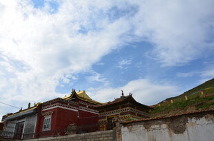 藏式建筑 蓝天白云下的风景