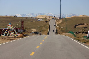 蜿蜒公路伸向远方