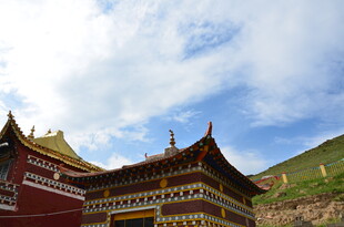 藏式寺院建筑 蓝天白云下