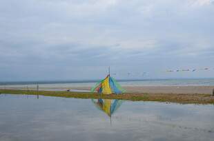 海边彩色帐篷倒映于水面