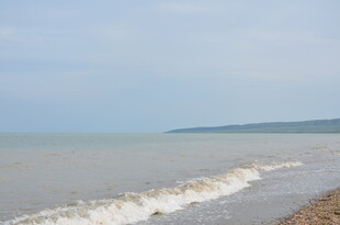 海边浪花拍打沙滩景象