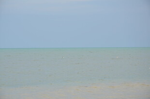 海边风景 宁静的蓝色海域
