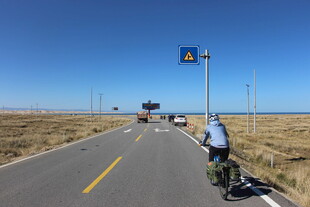 公路骑行者 广袤天地间