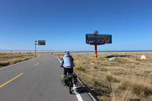 公路骑行者 广阔天地间