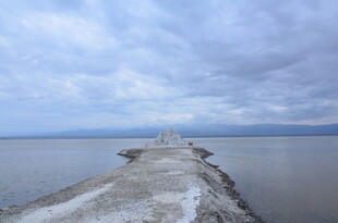 海边延伸的石质长堤