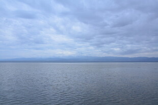 广阔湖面与多云天空